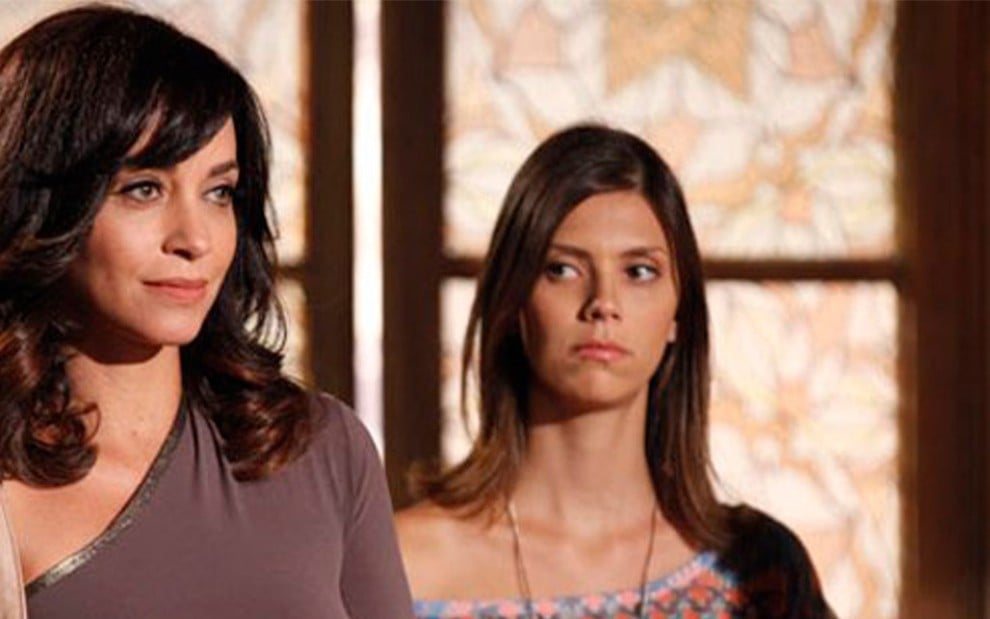 As atrizes Suzana Pires e Joana Lemer caracterizadas como Joana e Luana em cena da novela Fina Estampa