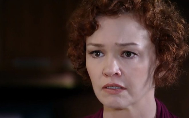 A atriz Julia Lemmertz faz uma expressão de surpresa em cena da novela Fina Estampa em que está caracterizada como Esther