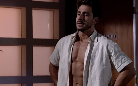 O ator Julio Rocha com a camisa aberta exibindo seu tanquinho sarado como o personagem Enzo de Fina Estampa