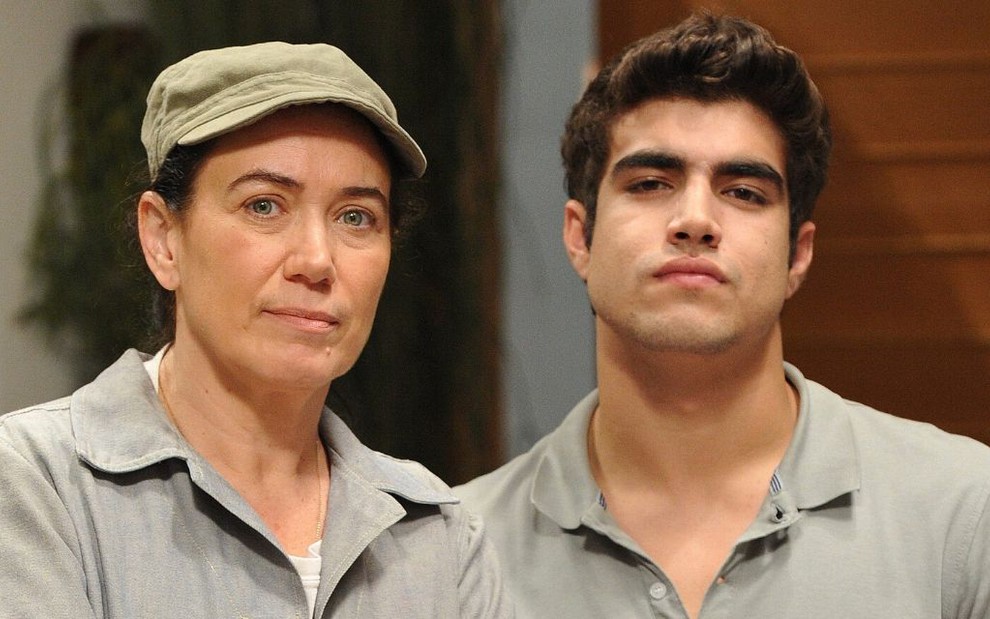 Os atores Lilia Cabral e Caio Castro caracterizados como seus personagens na novela das oito Fina Estampa
