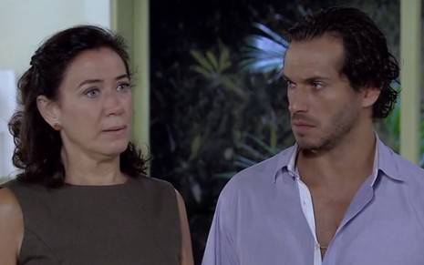 A atriz Lilia Cabral e o ator Paulo Rocha em cena na novela Fina Estampa, como os personagens Griselda e Guaracy