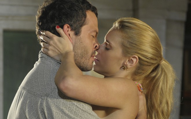Os atores Malvino Salvador e Carolina Dieckamnn em cena de beijo, na novela Fina Estampa, como Quinzé e Teodora