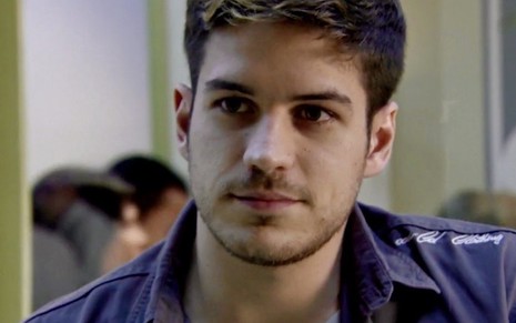 O ator Marco Pigossi caracterizado como o Rafael de Fina Estampa, novela que a Globo reprisa