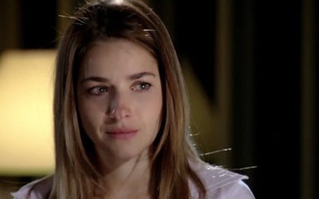 A atriz Monique Alfradique com lágrimas nos olhos caracterizada como a Beatriz em cena de Fina Estampa