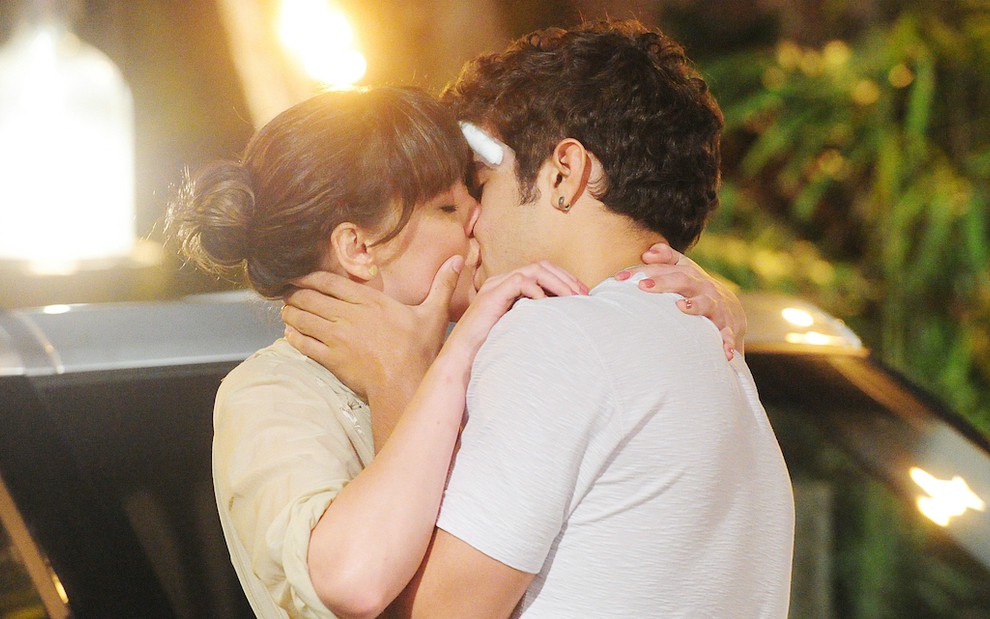 A atriz Adriana Birollli (Patrícia) beija Caio Castro (Antenor) em cena de Fina Estampa