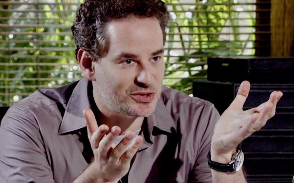 Dan Stulbach gesticula enquanto conversa em gravação de cena de Fina Estampa em que interpreta o empresário Paulo