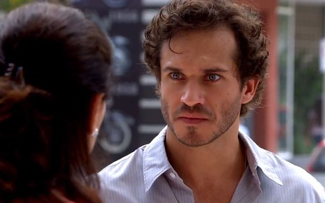 Guaracy (Paulo Rocha) conversa com Griselda (Lilia Cabral) em cena de Fina Estampa