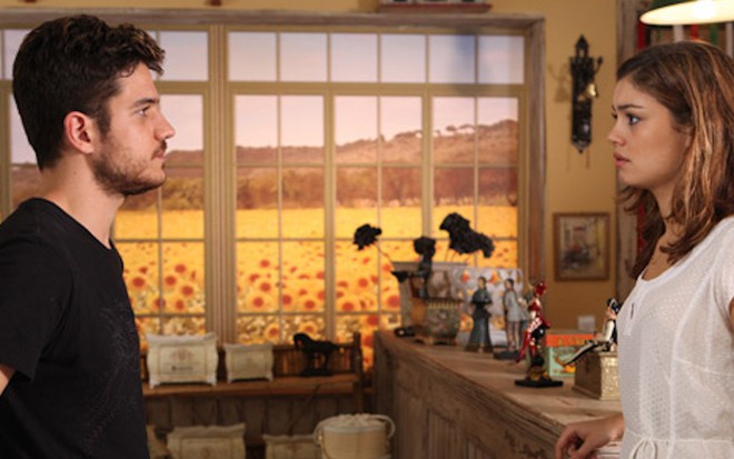 Marco Pigossi, de camisa preta, grava cena cara a cara com Sophie Carlotte, de vestido claro, na novela Fina Estampa