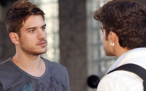 O ator Marco Pigossi encara o colega Caio Castro (de costas) durante gravação de cena da novela Fina Estampa