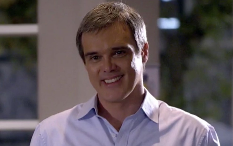 Dalton Vigh caracterizado como René de Fina Estampa: personagem usa camisa lilás e sorri 