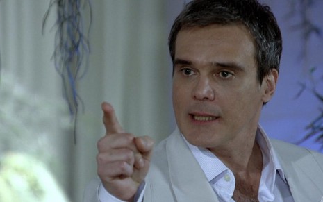 Dalton Vigh aponta o dedo durante cena de discussão como seu personagem René da novela Fina Estampa, da Globo