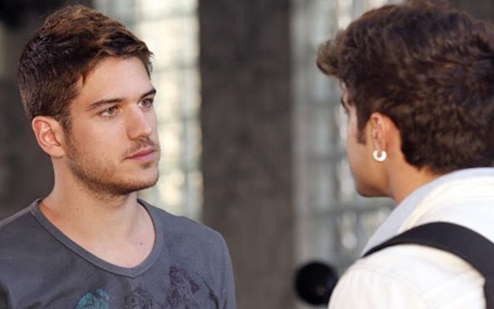 O ator Marco Pigoosi contracena com Caio Castro, que está de costas na sequência da novela Fina Estampa