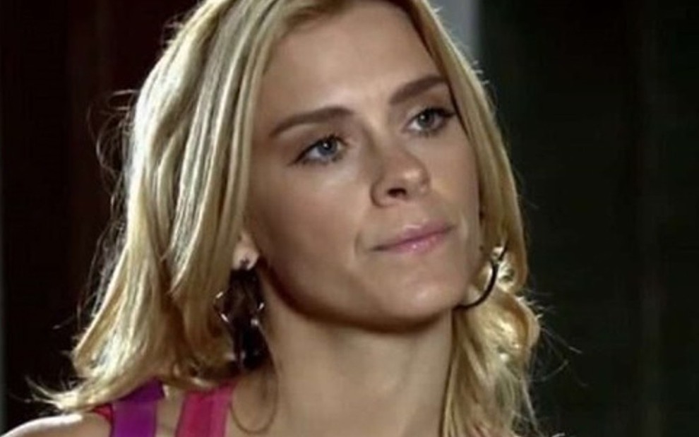 A atriz Carolina Dieckmann caracterizada como a personagem Teodora em cena da novela Fina Estampa