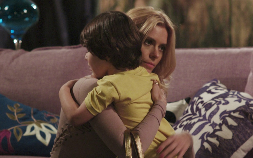 Carolina Dieckmann abraça Gabriel Pelícia, ator mirim que faz seu filho em Fina Estampa, da TV Globo