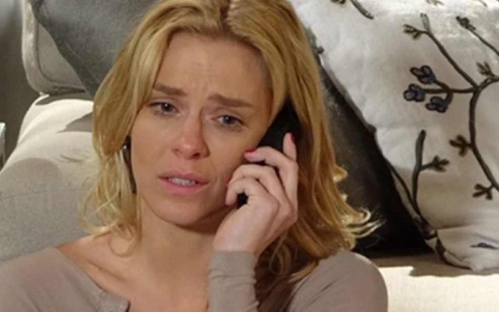 A atriz Carolina Dieckmann simula que fala no celular em cena da novela Fina Estampa, da TV Globo