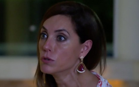 A atriz Christiane Torloni caracterizada como Tereza Cristina na novela Fina Estampa: personagem tem olhar bravo e rosto vermelho
