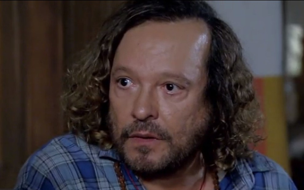 O ator e diretor Wolf Maya caracterizado como Álvaro olha com cara de assustado para câmera em gravação de Fina Estampa