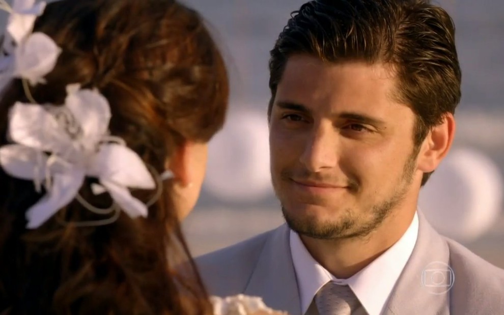 O ator Bruno Gissoni, vestido de noivo, em cena como Juliano em Flor do Caribe
