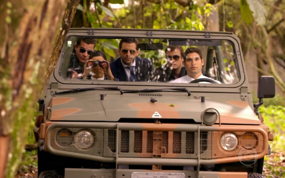 Carro com Dudu Azevedo, Henri Castelli, Thiago Martins, Max Fercondini e Thaíssa Carvalho como espiões