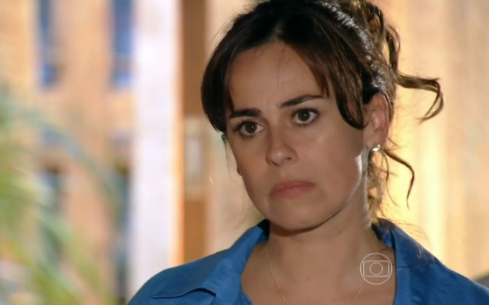 A atriz Daniela Escobar, com expressão de desagrado, como Natália em Flor do Caribe