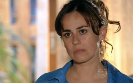 A atriz Daniela Escobar, com expressão de desagrado, como Natália em Flor do Caribe