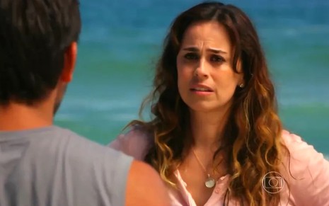 A atriz Daniela Escobar, com expressão de desespero, em cena como Natália em Flor do Caribe