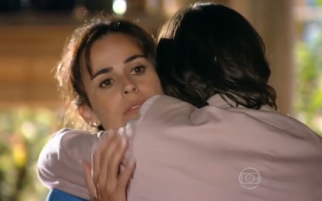 A atriz Daniela Escobar, sendo abraçada pelo ator Marcos Winter, em cena como Natália e Reinaldo, em Flor do Caribe