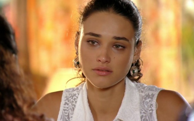 A atriz Débora Nascimento, com a expressão triste, em cena como Taís em Flor do Caribe