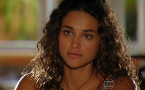 A atriz Débora Nascimento, com a expressão fechada, em cena como Taís em Flor do Caribe