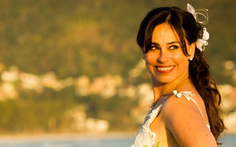 A atriz Daniela Escobar sorri como a personagem Natália da novela Flor do Caribe, novela das seis da Globo