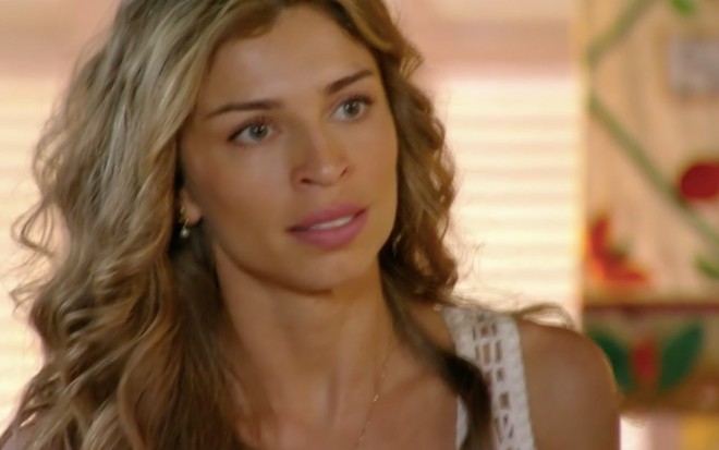 A atriz Grazi Massafera com expressão de raiva caracterizada como Ester em cena de Flor do Caribe