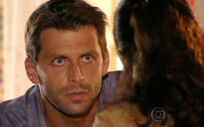 Cassiano (Henri Castelli) encara a mãe, Olívia (Bete Mendes), em cena de Flor do Caribe