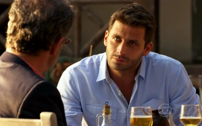 O ator Henri Castelli, em cena conversando, como Cassiano, em Flor do Caribe