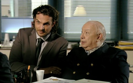 Igor Rickli como Alberto à esquerda ampara Sérgio Mamberti como Dionísio em uma cadeira de rodas em cena de Flor do Caribe