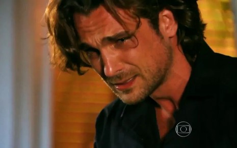 O ator Igor Rickli, descabelado chorando, em cena como Alberto em Flor do Caribe