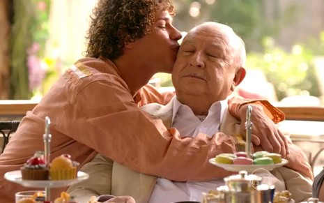 O ator José Loreto, beijando a testa do ator Sérgio Mamberti, em cena de Flor do Caribe