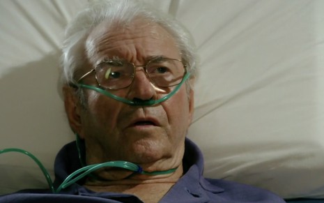 O ator Juca de Oliveira como Samuel deitada em uma cama de hospital e com tubos em torno do rosto em cena de Flor do Caribe