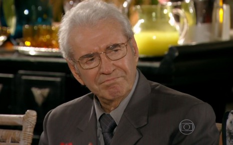 O ator Juca de Oliveira, com a expressão de desgosto, em cena como Samuel, na novela Flor do Caribe