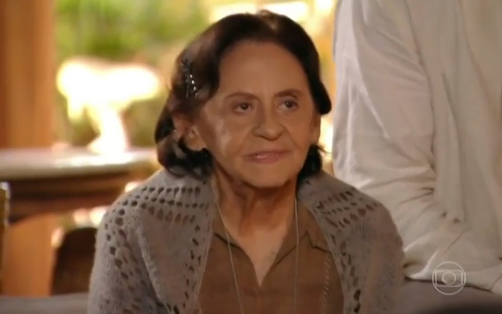 A atriz Laura Cardoso, sentada, com um xale nas costas, em cena como Veridiana, em Flor do Caribe