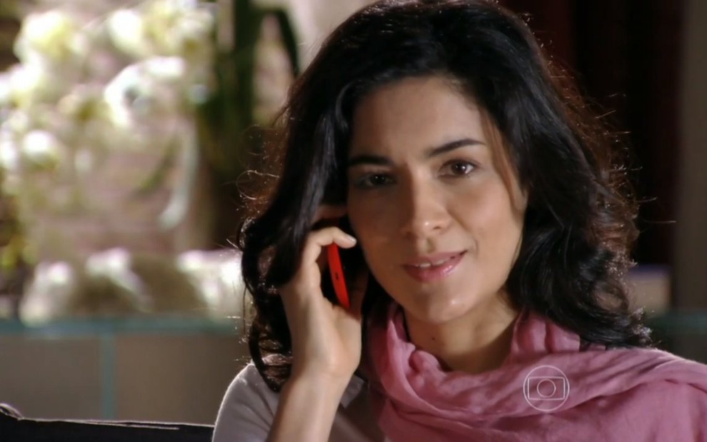 A atriz Moro Anghileri em cena como a cantora Cristal, falando ao telefone, na novela Flor do Caribe