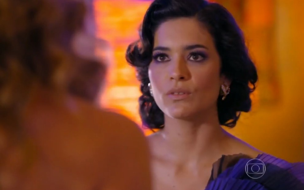 A atriz Moro Anghileri, com expressão de espanto, em cena como Cristal na novela Flor do Caribe