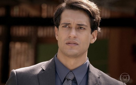 O ator Raphael Vianna caracterizado como Hélio em cena de Flor do Caribe