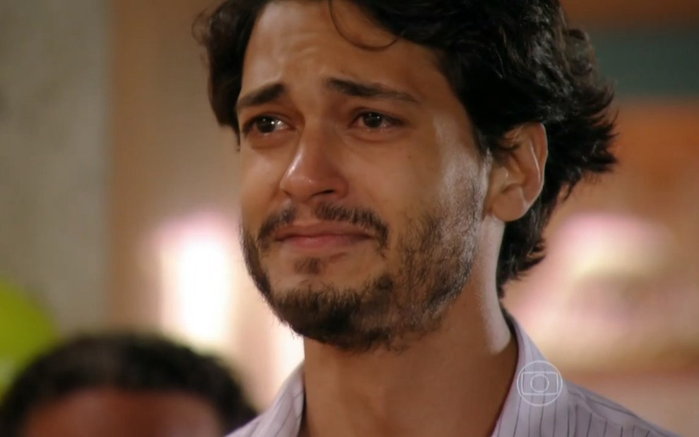 O ator Raphael Vianna, com expressão de emoção, em cena como Hélio, em Flor do Caribe