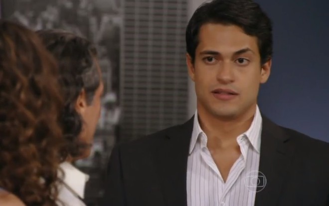 O ator Raphael Vianna, com expressão de desagrado, em cena como Hélio, em Flor do Caribe