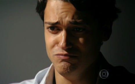 O ator Raphael Vianna, com expressão de choro, em cena como Hélio, em Flor do Caribe