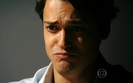 O ator Raphael Vianna, com expressão de choro, em cena como Hélio, em Flor do Caribe