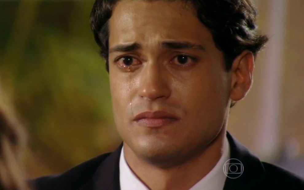 O ator Raphael Vianna, chorando, em cena como Hélio, em Flor do Caribe