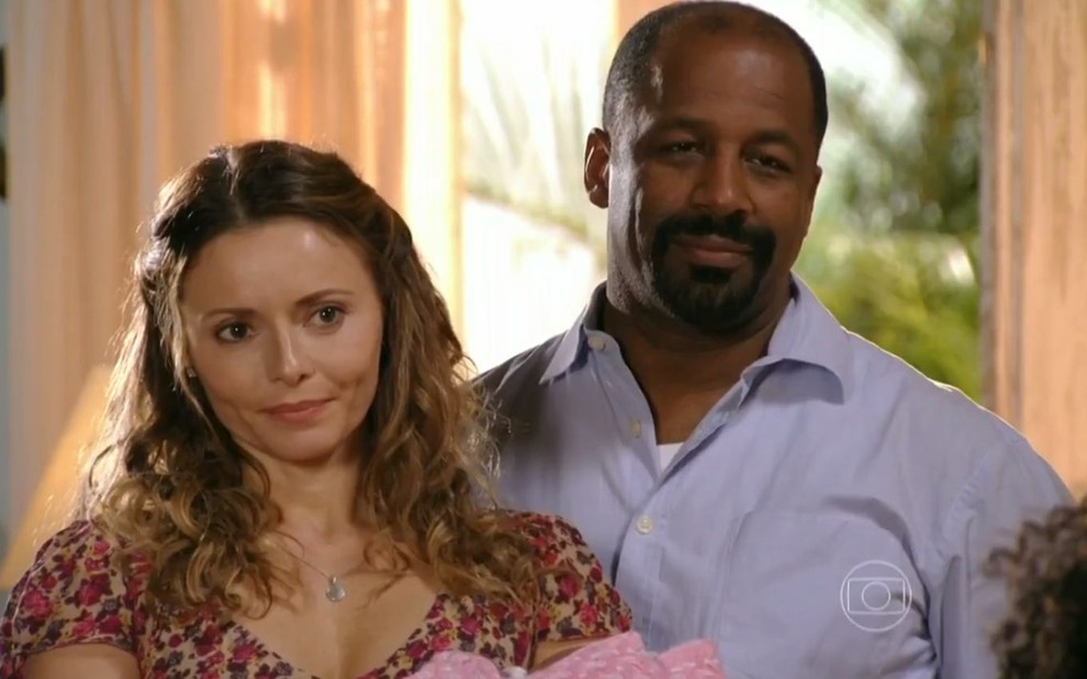 A atriz Rita Guedes ao lado do ator Ailton Graça em cena como Doralice e Quirino em Flor do Caribe, da Globo
