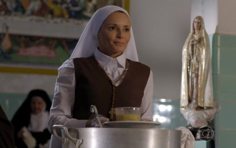 A atriz Rita Guedes está vestida de freira em cena como Doralice em Flor do Caribe, da Globo