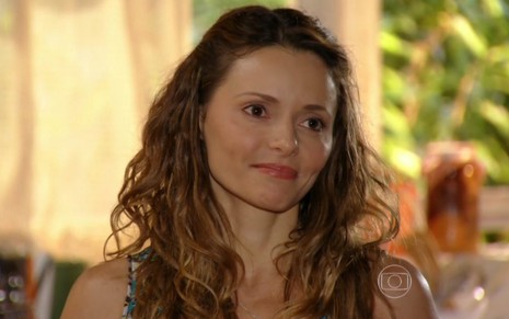 A atriz Rita Guedes, com expressão de satisfeita, como Doralice em Flor do Caribe